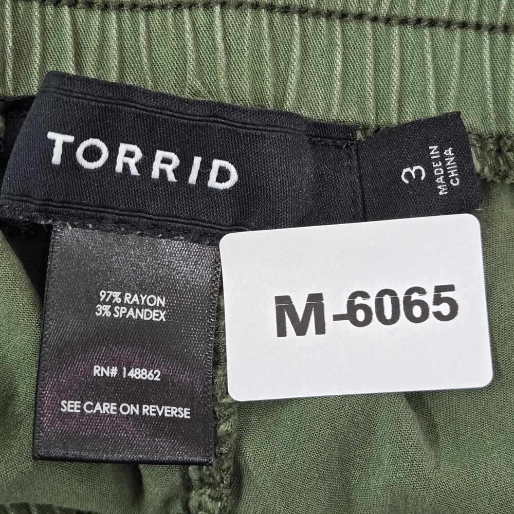 Torrid Women Pants 3 Green Cargo Jogger Button 25" Inseam Rayon Spandex - Picture 2 of 10